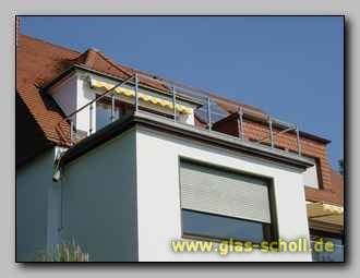 TerassenBalkon Abtrennung mit folierter Absturzsicherung aus Glas